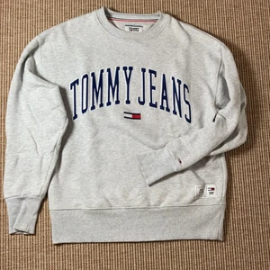 Tommy hilfiger sweatshirt  - En Tommy hilfiger sweatshirt. Storlek xsmall. Använd ett par gångar. 