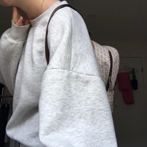 Michael kors väska - En fin MK väska, finns många fickor och har bara används få gånger. Fint skick och töjbar i banden. Köparen står för frakten om de ej kan mötas. 