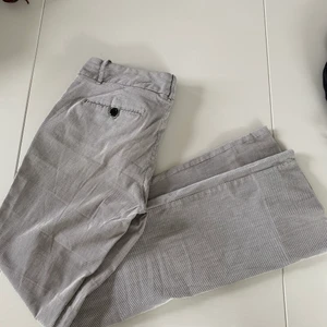 Randiga kostymbyxor - Randiga kostymbyxor, lite utsvängda längst ner💚🌵 Storlek 36 men passar nog 32/34✨🦋 