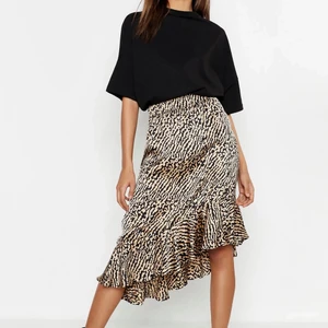 BOOHOO klänning - Storlek 36. Aldrig använd. Finns på Östermalm eller postas. Köparen står för frakt. 