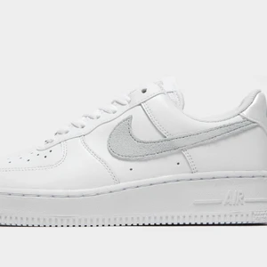Nike Air Force 1 '07 LV8 - Säljer dessa fräscha nike air force skorna här innan jag skickar tillbaka då jag råkat köpa fel storlek. Köp av mig och slipp vänta på frakten från hemsidan. Kan skicka fler bilder vid intresse. Köparen står för frakten