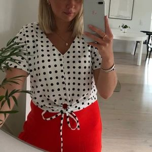 Prickig topp - Prickig topp från zara i superfint skick! Köparen står för frakt.
