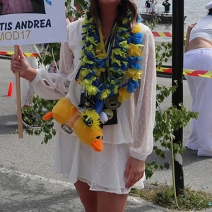 Studentklänning - Säljer min älskade studentklänning🥺🥺 bara använd en gång och självklart tvättad efter det!! Sitter superfint och har en underkjol som inte kan flyga upp😍😍