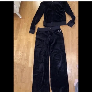 Juicy couture set str S - Jättefint juicy couture det i storlek S i bra skick. Det går bra att köpa en del för 400kr. Både tröjan och byxorna formar kroppen jättefint