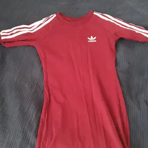 Röd Adidas klänning storlek 34 använd ett fåtal gånger. Frakt är inkluderat i priset.