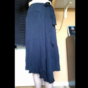 Somrig omlottkjol - Jättefin omlottkjol som inte görs rättvisa på bilderna. Sval och jättefin blå färg. Tyvärr för liten för mig. Använd men jättefint skick!