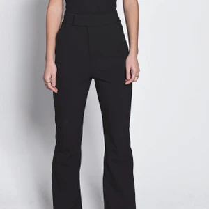 LXA Long Kostymbyxor - Strl M, SÅ lång och passar mig som är 180 och längre dessutom!! 400, frakt står köparen för. De är insydda lite i midjan🥰 Men passar fortfarande mig som är S/M