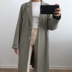 Rutig vårkappa - Rutig kappa i storlek 38 från H&M, tunnare i tyget så nice till våren! I fint skick. FRAKT INGÅR I PRISET 🌼