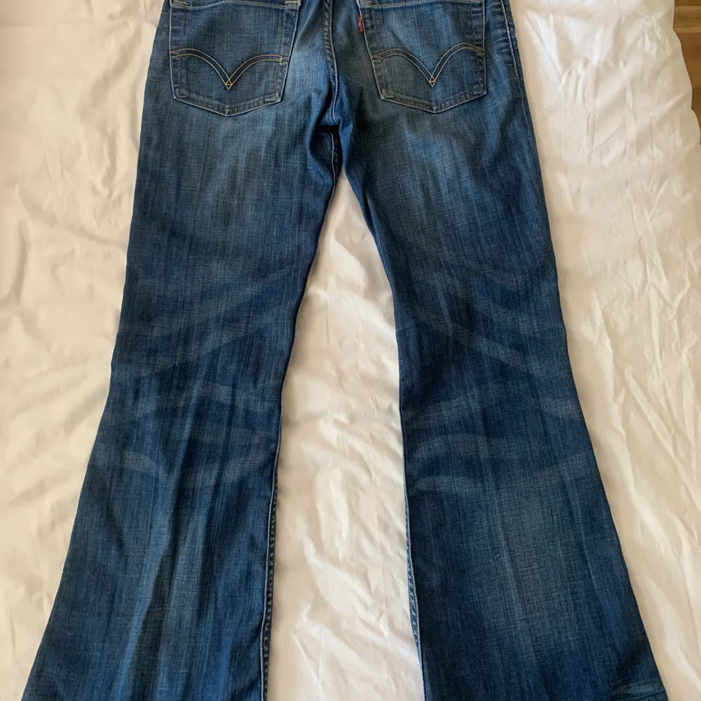 Retro jeans från levi’s med låg midja. Super snygg färg. Passar Xs och S!. Jeans & Byxor.