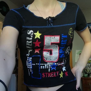 y2K top - ascool y2K inspirerad t-shirt med coolt tryck på. Snörning vid uringningen. Den sitter tight och sitter verkligen superbra