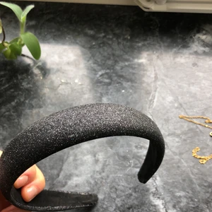 Glittrigt diadem - Gulligt diadem med glitter. Kan frakta/mötas upp. Fraktkostnad tillkommer. 