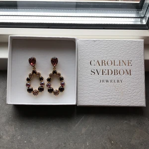 Märkes smycken  - Nu säljer jag min vackra smycken, en klocka från Michael kors (säljer för 1100 kr) och ett par örhängen från iisa (säljer för 800 kr) andvänd två gånger. Ordinarieplats går att hitta på nätet. Vid funderingar eller flera bilder kontakta gärna mig! 