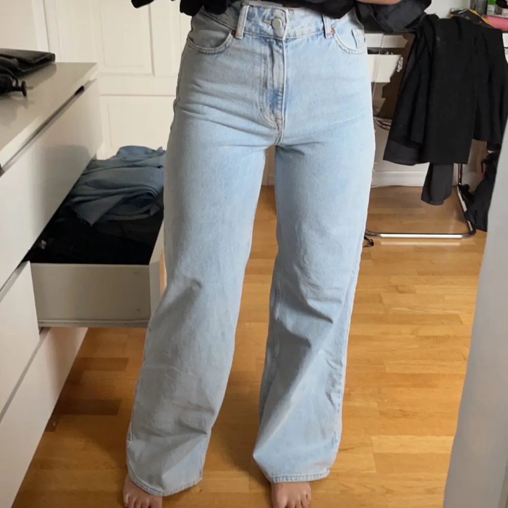 Säljer dessa zara jeans oanvända i strl 36 men passar nog 38 med då den har stretch. I modellen Wide Leg.. Jeans & Byxor.