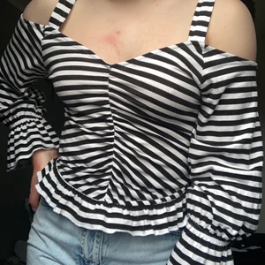 Ginatricot topp - En topp från Ginatricot. Tunn och sval i tyget och är super fin nu till sommaren och våren. Köpte den för några år sedan men har inte använts på super länge. Är i jättebra skikt och inget konstigt med den. Har resår vid slutet av tröjan då de blir en volnag som passar alla. Den är i storlek S och köptes på rea. Har flera bilder:) 