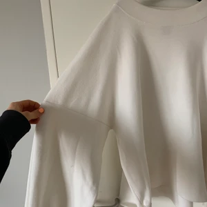 Ballongärmad sweatshirt  - Ballongärmad sweatshirt från Lindex i storlek L! Mysig & skön tröja för sena sommarkvällar☀️ Säljer pga har många liknande! 75 + frakt 