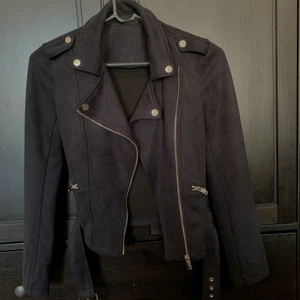 Mocka jacka  - Mocka jacka i storlek XS, använd en gång så i nyskick, skulle säga att den passar en S också 