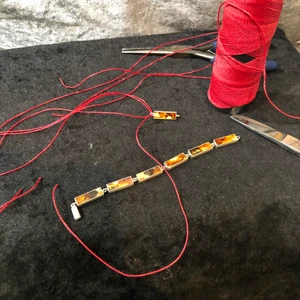  Bracelets armbandet  - Handgjorda armbandet i silver och Macrame med bärnsten. Beställa din egen färg.! Denna typ av armbandet är handgjorda  med vaxad tråd och de tappar inte färgen med vatten, det är en mycket motståndskraftig tråd. Hänget är bärnstensfärgat i silver.