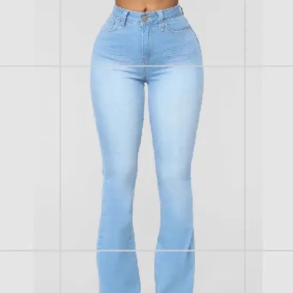 Ljusblå bootcut jeans från fashion nova, använda några gånger. Har klippt de längst ner då de va för långa för mig, så nu passar de någon som är 160-165 cm🦋 de är i en storlek 1 som motsvarar XS men är väldigt stretchiga så passar nog S oxå.. Jeans & Byxor.