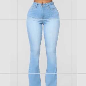 Ljusblå bootcut jeans från fashion nova, använda några gånger. Har klippt de längst ner då de va för långa för mig, så nu passar de någon som är 160-165 cm🦋 de är i en storlek 1 som motsvarar XS men är väldigt stretchiga så passar nog S oxå.