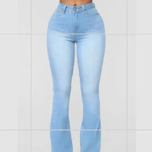Fashion nova jeans - Ljusblå bootcut jeans från fashion nova, använda några gånger. Har klippt de längst ner då de va för långa för mig, så nu passar de någon som är 160-165 cm🦋 de är i en storlek 1 som motsvarar XS men är väldigt stretchiga så passar nog S oxå.
