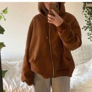 Brun ziphoodie - Brun zip hoodie ifrån SHEIN i jättebra och tjockt material!! St L men passar från XS-L beroende på hur man vill ha den! 🤎 buda från 200 i kommentarerna eller köp direkt för 300kr. Frakt är 66 kr o inkluderas ej i priset!
