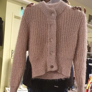 Gina tricot stickad tröja/ topp - Säljer min söt och sexig tröja som kan vara användas som en topp eller en tröja och matcherar till allt.Den är utsåld och I mycket bra skick från djur frihem.Finns fler bilder och bud I kommenterna 