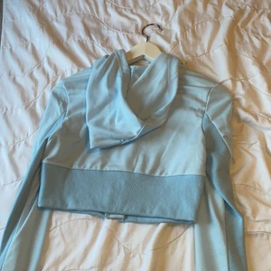 Croppadkofta stl XS - En croppad blå kofta ( ljusare en på bild ) använd 1 gång. Köpt på Shien för 159kr, håll till fingrarna på varje arm ( visar ex på bilden ) 