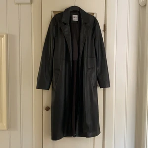 Zara läder trenchcoat - Trenchcoat i fuskläder från Zara. Stl XS, kommer med skärp i midjan (går att använda utan oxå). Jättefint skick, använd ca 1-2 ggr. 