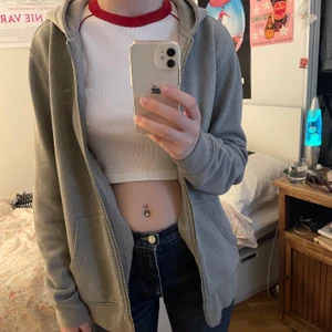 Grå zip up hoodie - Grå basic hoodie med dragkedja. Står storlek s men sitter ganska oversized. Snygg men kommer aldrig till användning. Möts i Stockholm annars betalar köpare frakt. 