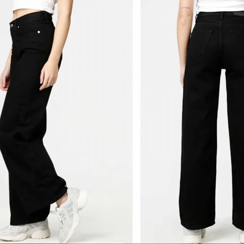 Snygga raka svarta jeans från Junkyard i storlek 25. Perfekt längd på mig som är 166 cm! Knappt använda🥰  nypris 499kr. Jeans & Byxor.