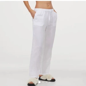 Vita linnebyxor storlek S - Säljer dessa extremt efterfrågade och slutsålda vita linnebyxor (om jag får bra bud). Aldrig använda och prislapparna kvar. 