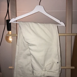 Vita boyfriend jeans - Vita/ beiga jeans i väldigt bra skick. De är inte tighta, utan ungefär lika vida i hela benet. Fler bilder finns vid intresse.💫💫 frakten delas på.