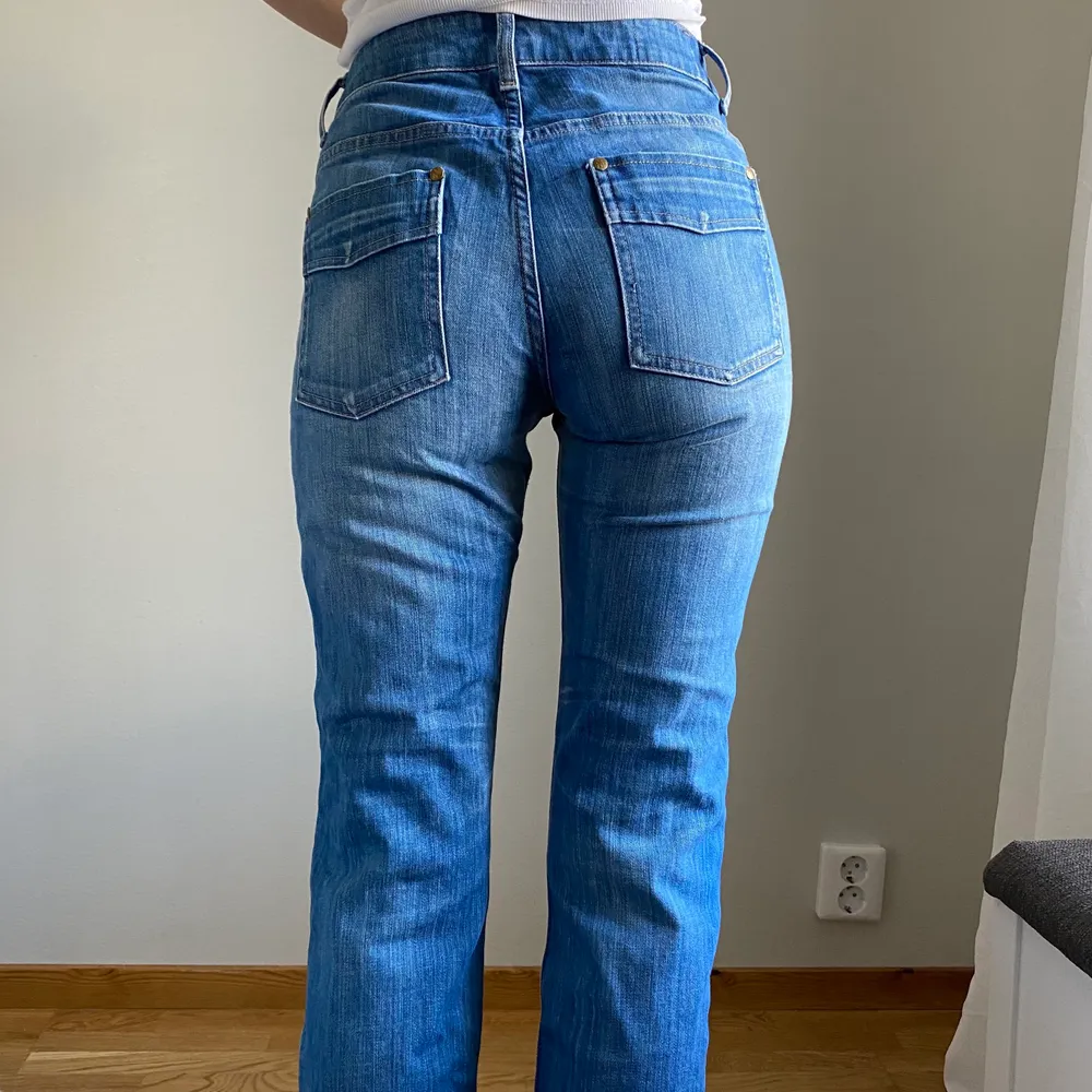 Ett par skitsnygga straight jeans köpta på second hand för 170kr. Märket är Hope och storleken är 29 i midjan🌞 säljer för att dom är för stora i midjan på mig då jag har strl27🥺. Jeans & Byxor.
