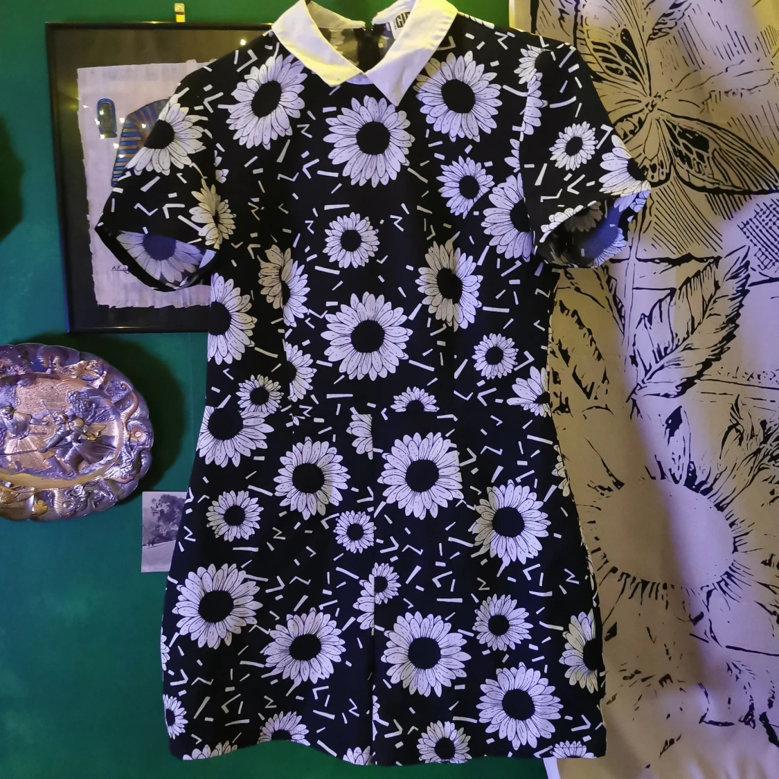 Svart jumpsuit / romper med vita solrosor  - 90