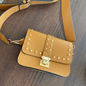 Väska - Säljer denna väska från Lindex aldrig använd kan mötss upp i Stockholm annars står köpare för frakten😊