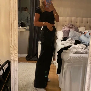 Svarta jeans  - Skit snygga svarta jeans från mango. Knappt använda. 