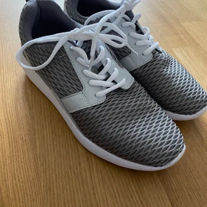 Gråa träningsskor - Gråa träningsskor knappt använda 