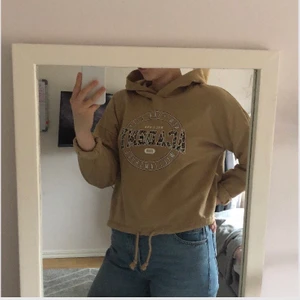 Croppad hoodie - GinaTricot  - En fin mörkare beige hoodie som är lite croppad från GinaTricot. Den är bara använd ett fåtal gånger då det inte riktigt är min stil. Väldigt fint skick! Storlek L. Köparen står för frakten. Priset kan diskuteras vid snabb affär.💕