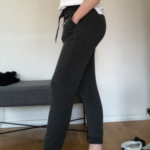 Mörkgrå mjukisbyxor - Grå mjukisar i bra skick, med fickor