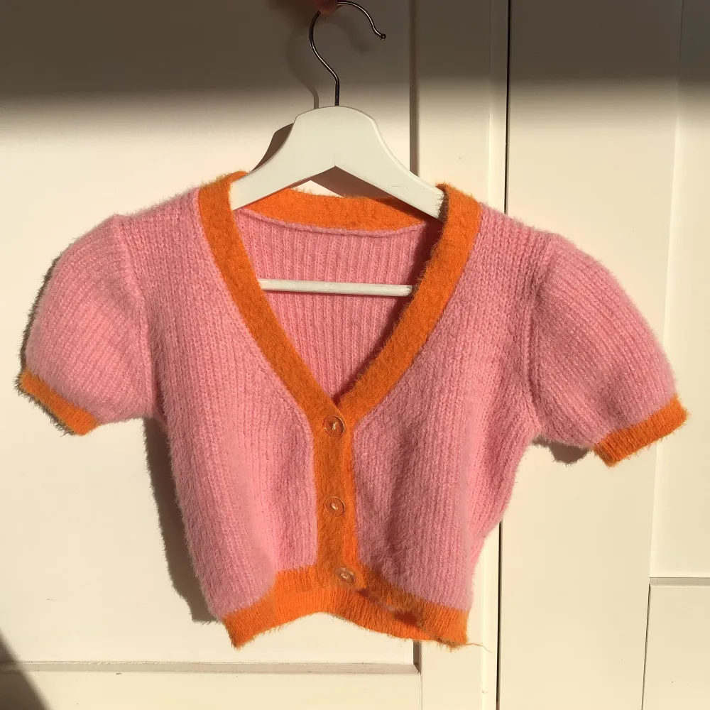 Super fin rosa och orange topp, endast använd fåtal gånger 🧡🧡 (andra bilden är lånad). Toppar.