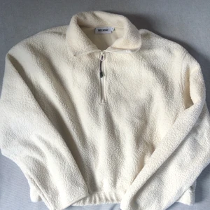 Fluffig sip-up - Vit tröja från weekday, croppad sip up i nyskick. Buda eller skriv till mig på meddelanden om du vill prata kostnad osv 💕