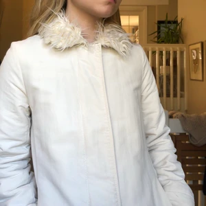 Vit kappa XS  - Benvit kappa från ”impuls”, går ned till knäna på mig som är 165cm. Perfekt vår/höstjacka! Frakt tillkommer 