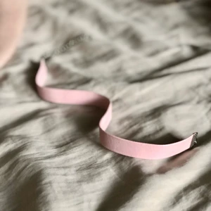 Rosa choker halsband  - Superfin Puderrosa halsband, choker form. Köparen står för frakt! 📩