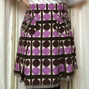 Dansk designkjol  - Supersöt kjol i lite 60-70-tals stil!💜 Köpt på en dansk designbutik och märket är (nümph). Väldigt fint skick i tyget lin och blommulsblandning och den är även fodrad. Den är storlek 38 men är lite stor då den ska sitta på höften igentligen och ej i midjan. Köparen står för frakten🤎