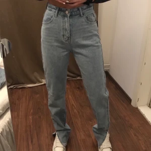 Jeans från Boohoo med slits - Jeans från boohoo med slits längst ner, storlek 34. Jag är 163 cm lång, lite för långa för mig🎀 frakten står man för själv