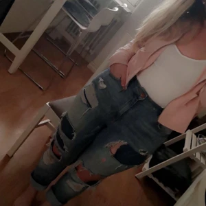 Boyfriend jeans  - Äldre boyfriend jeans som är i använt skick. Sitter bekvämt och är mjuka i tyget men ej stretch
