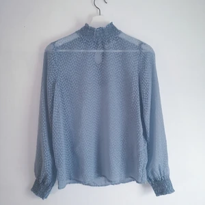 Blus - Superduper-fin meshblus i färgen 'dusty blue' 💙 Köpt från Nelly i märket Pieces. Tyvärr har den aldrig kommit till användning, både lapp och extra knapp finns kvar!🌸 Väldigt flowy och i tunt material med fyrkantigt mönster✨.                                                OBS: ifall ni är flera som visar intresse sker budgivning!                                                                                                                          Skriv om ni har några frågor eller önskar fler bilder📸  