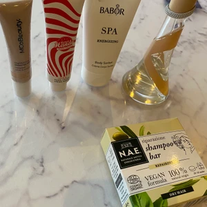 Produkter  - 1. Oöppnad liquid highlighter från märket mCo beauty 2.oöppnad handcreme från Marci handy. 3. Body lotion från babor oöppnad.  Schampoo-kaka naturlig och vegansk. OBS RIHANNA PARFYMEN SÅLD