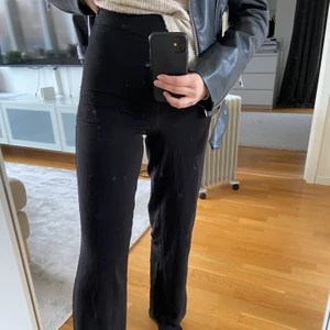 Kostymbyxor - Ett par jättefina och sköna kostymbyxor från Bikbok! Obs!!! Fläckarna är på spegeln inte på byxorna