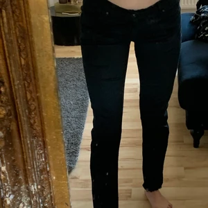Svarta jeans  - Svarta skinny jeans från Tiger of Sweden, storlek 28/34✨ 20kr